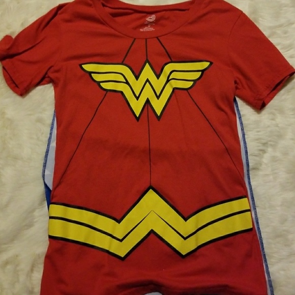 Wonder Woman t shirt with cape - Picture 2 of 3